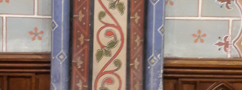 Peintures sur les pilastres et les colonnes de l'église