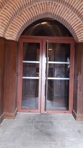 Porte d'entrée de l'église après le porche