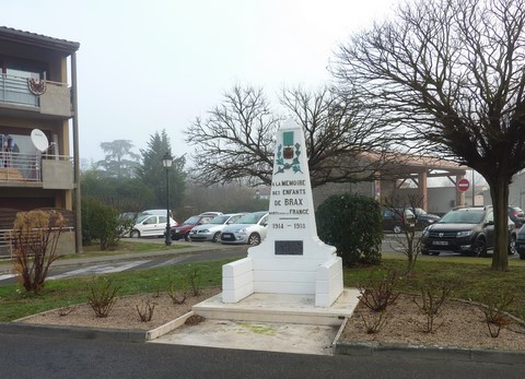 Monument aux morts déplacé en 2008 au fond la grange Gailhaguet